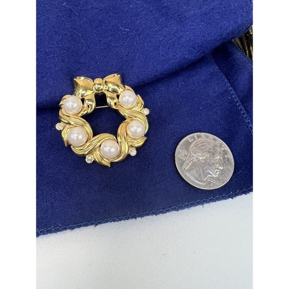 Marvella Brooch Gold Toned Metal Wreath w/Bow Crystals and Faux Pearls Pin W/Box - Picture 6 of 6